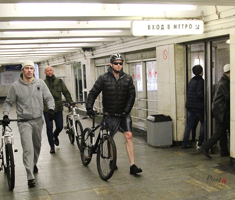 Men in Style. Эксклюзив: Хью Джекман на велопрогулке в центр...