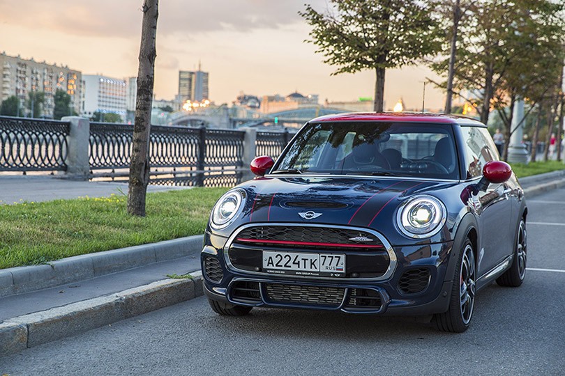 Авто с Яном Коомансом: тест-драйв нового Mini JCW