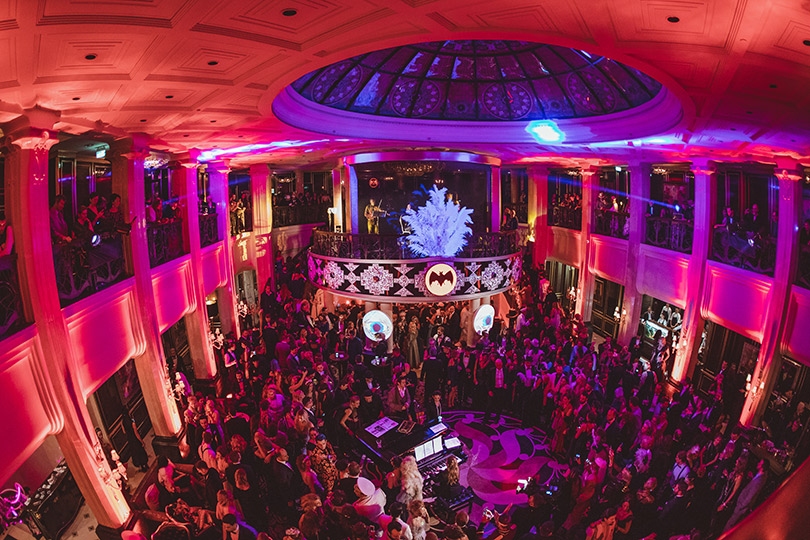 Как прошел бал-маскарад AfterHalloween в отеле St.Regis в Мо...