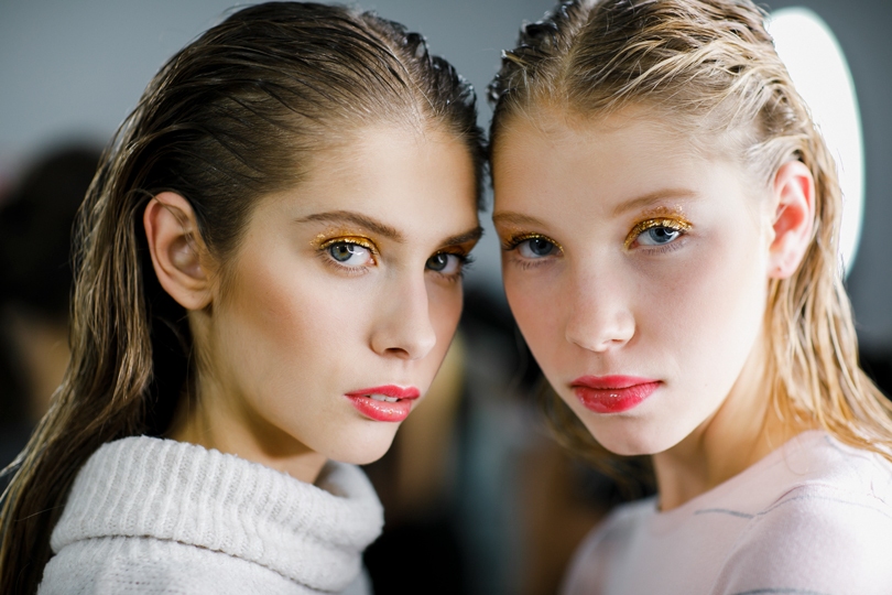 Как визажисты Clarins создавали макияж для показа Chapurin S...