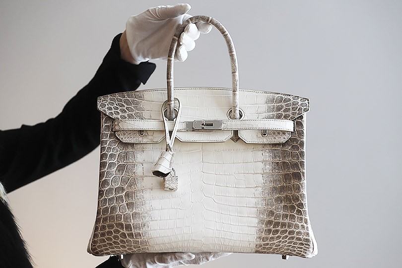 Красная цена: сумка Hermès Birkin продана на аукционе в Гонк...