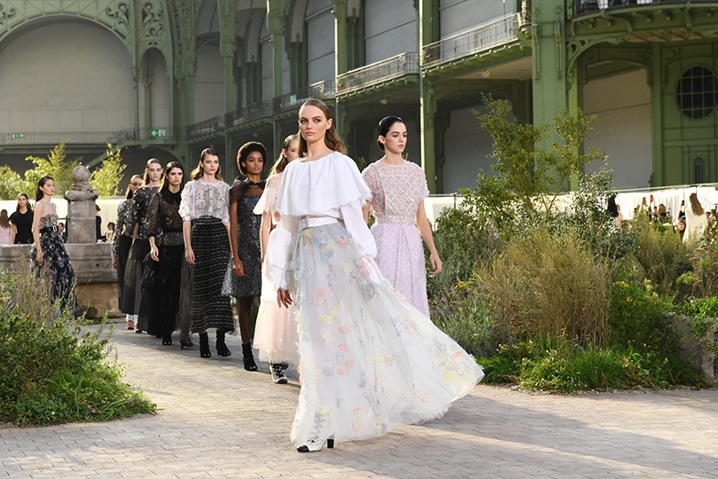 Средневековые мотивы на показе Chanel Couture