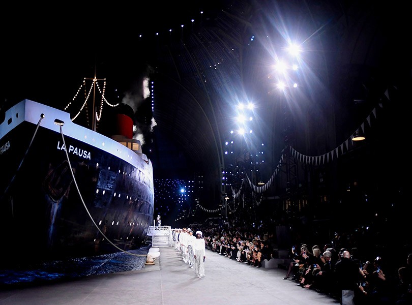 Voyage-Voyage: в Париже прошел показ Chanel Cruise