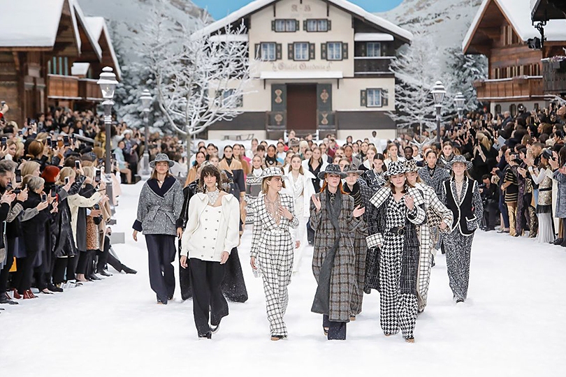 Последняя коллекция Карла Лагерфельда для Chanel на показе в...