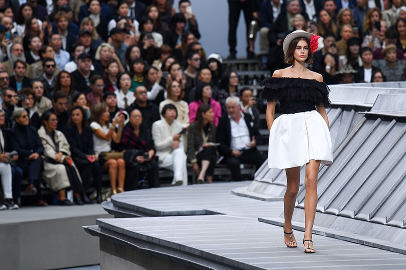 Chanel на раскаленной крыше: ода Парижу в новой коллекции фр...
