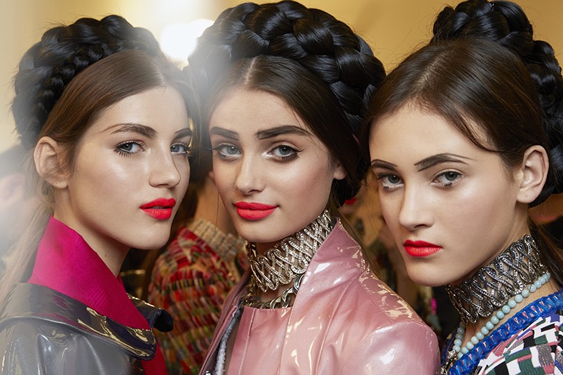Backstage Beauty: как создавался макияж для показа Chanel Re...