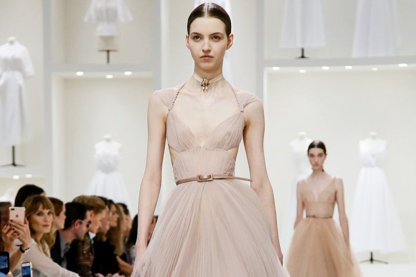 Шкалят датчики: показ Dior Couture на Неделе высокой моды в ...