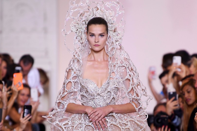 Фото дня: свадебное платье на шоу Elie Saab Couture произвел...