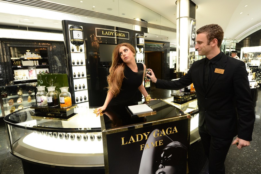 Фото дня: Леди Гага презентвала новый аромат в Harrods