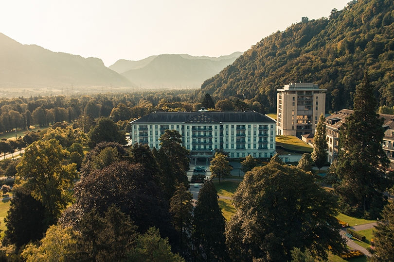 Куда поехать летом: швейцарский Grand Hotel Quellenhof откры...