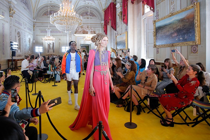 Средневековый рок-н-ролл: показ круизной коллекции Gucci во ...