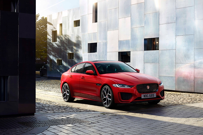 Jaguar XE: компактный седан с характером спорткара