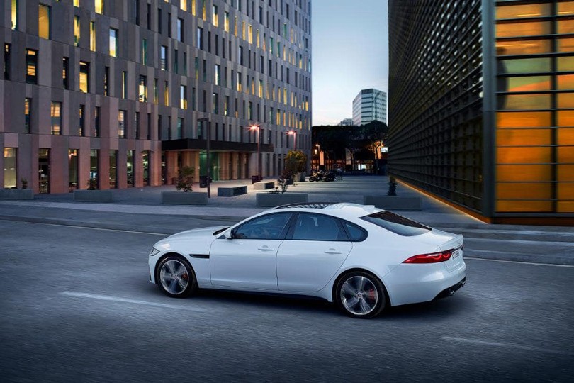 Авто с Яном Коомансом: тест-драйв Jaguar XF