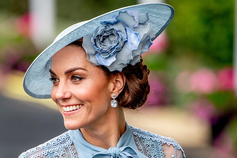 Фото дня: Кейт Миддлтон в платье Elie Saab на скачках Royal ...