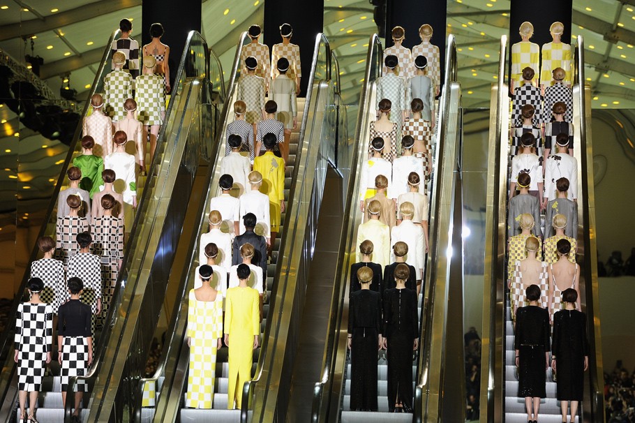 Paris Fashion Week: Показ Louis Vuitton. Cезон весна-лето 20...