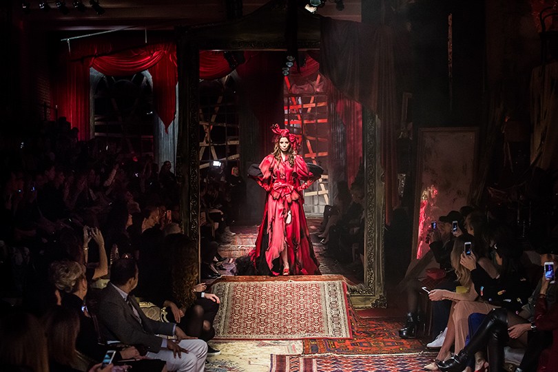 Style Notes: «огненный» показ Moschino в Музее Москвы