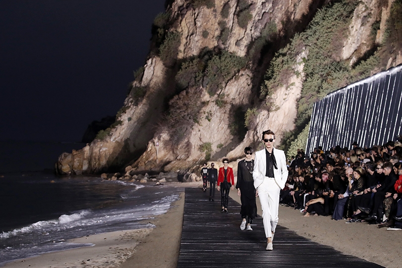 Киану Ривз на показе мужской коллекции Saint Laurent в Малиб...