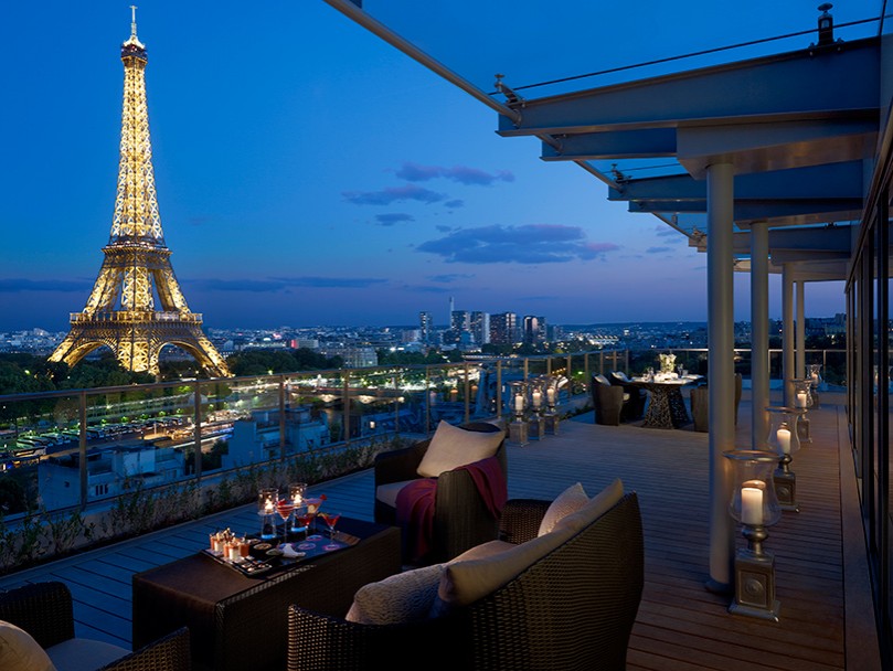 Travel News. Летняя терраса La 8 Iéna в Shangri-La Hotel, Pa...