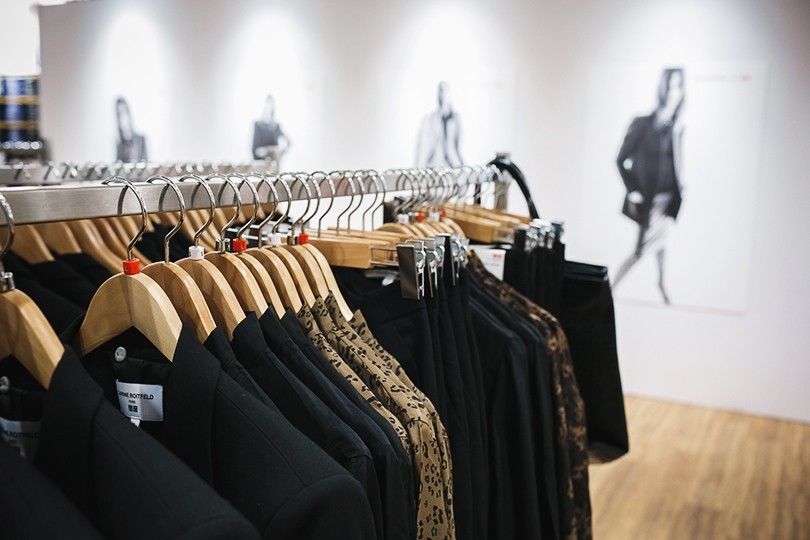 Style Notes: столичные модницы в образах Uniqlo х Carine Roi...