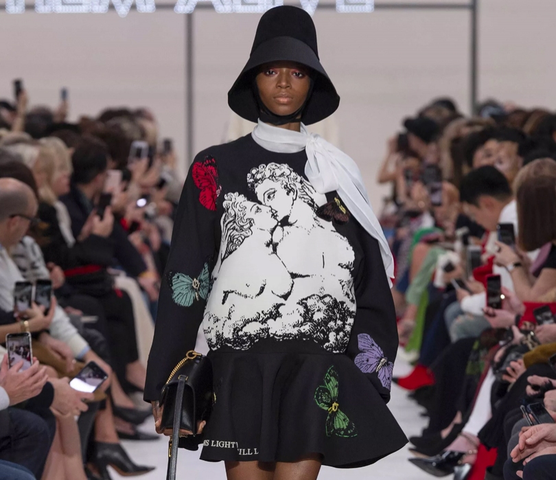 Поэзия, скульптура и street style на показе Valentino в Пари...