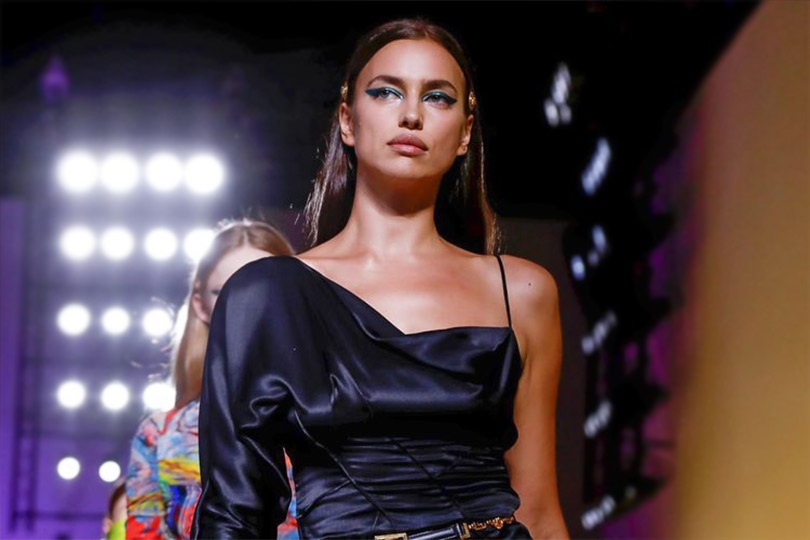 Супермодели 1990-х и 2010-х на шоу Versace в рамках Недели м...