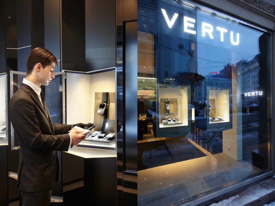 Адрес дня: Драгоценные телефоны Vertu теперь на Петровке