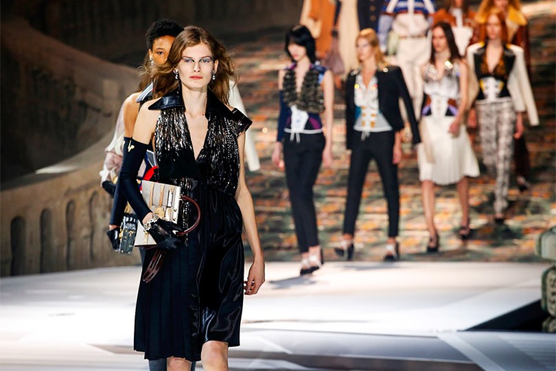 Конфликт прошлого и будущего на показе Louis Vuitton и красн...