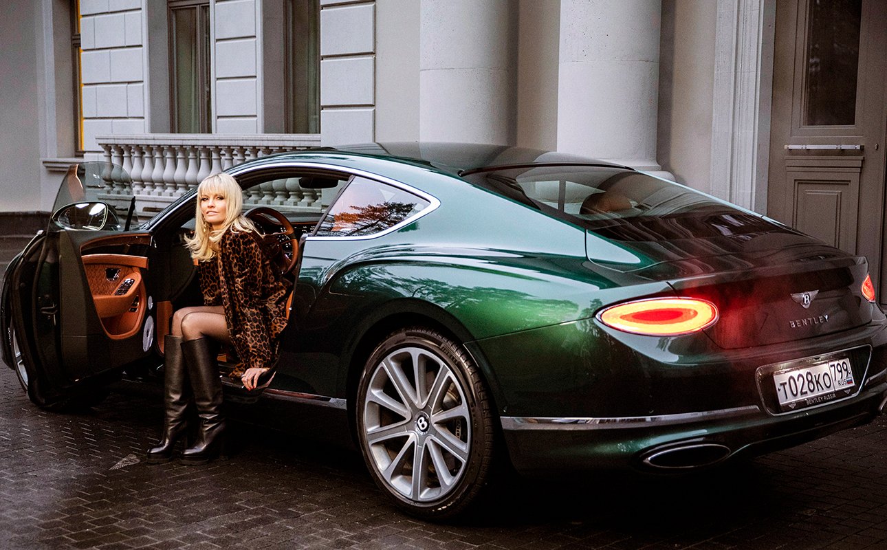 Яна Расковалова и Bentley Continental GT