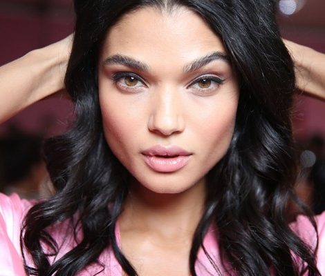 Уроки красоты с Евгенией Ленц: реально ли сделать макияж и укладку как у моделей Victoria’s Secret?