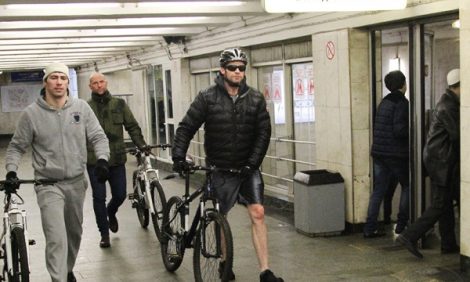Men in Style. Эксклюзив: Хью Джекман на велопрогулке в центре Москвы