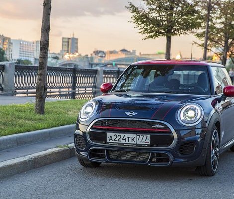 Авто с Яном Коомансом: тест-драйв нового Mini JCW