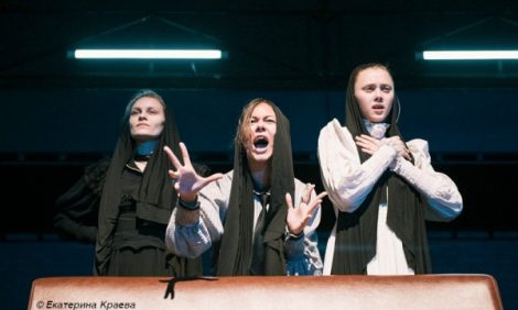 Бег на месте: «Июльансамбль» представил новый спектакль «По-Чехову. Три сестры»
