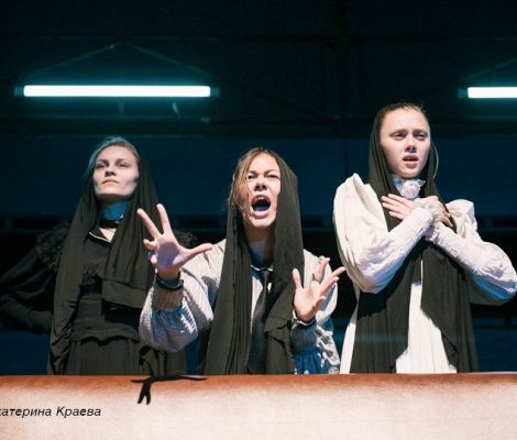 Бег на месте: «Июльансамбль» представил новый спектакль «По-Чехову. Три сестры»