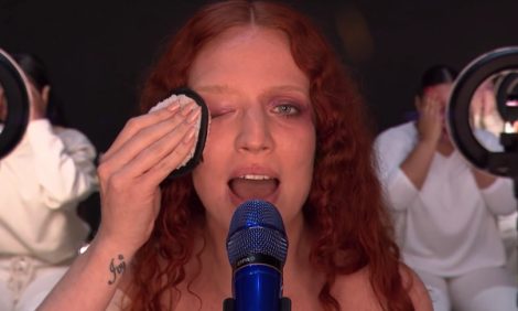 Джесс Глинн, певица H.E.R. и Алиша Киз отказываются от макияжа и призывают всех женщин к естественности