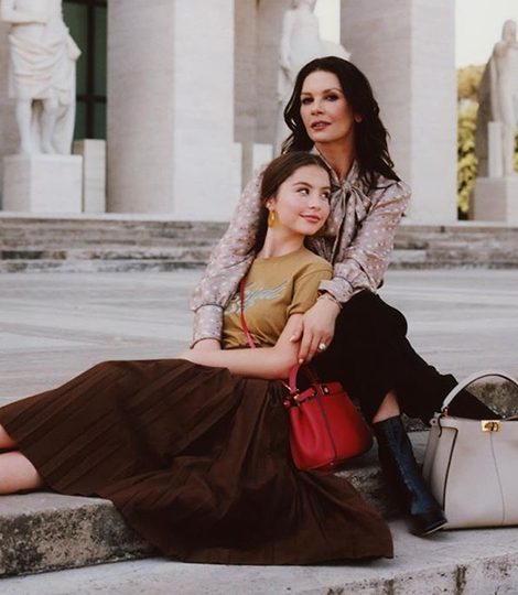 #PostaMillennials: 16-летяя дочь Кэтрин Зеты-Джонс и Майкла Дугласа дебютирует в рекламной кампании Fendi