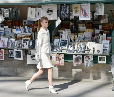 Карл Лагерфельд пригласил гостей Chanel Couture на прогулку по Монмартру