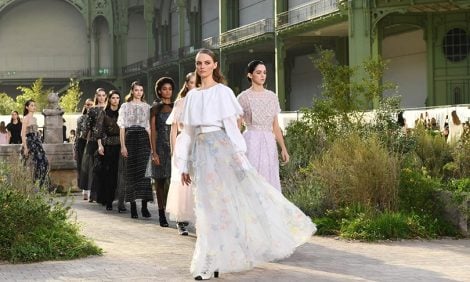 Средневековые мотивы на показе Chanel Couture