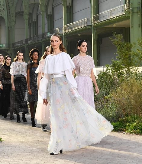 Средневековые мотивы на показе Chanel Couture