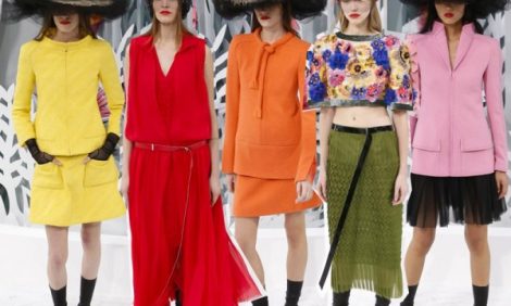 Style Notes: классические жакеты и «решительные» платья на показе Chanel Couture