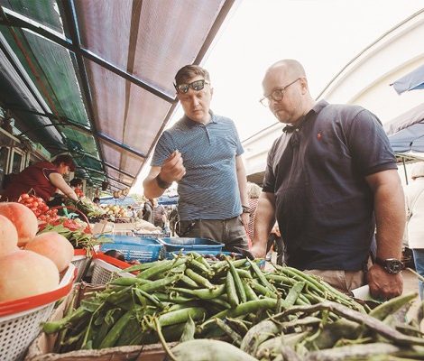 Эксклюзив: лучший шеф-повар Швеции выбирает продукты для ужина на московском рынке