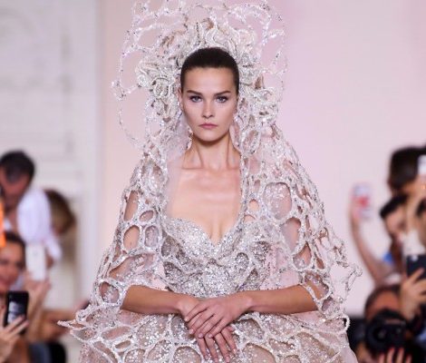 Фото дня: свадебное платье на шоу Elie Saab Couture произвело фурор