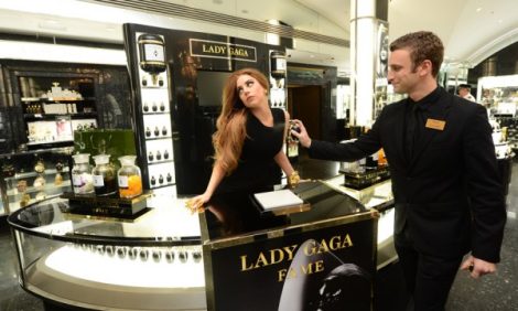 Фото дня: Леди Гага презентвала новый аромат в Harrods