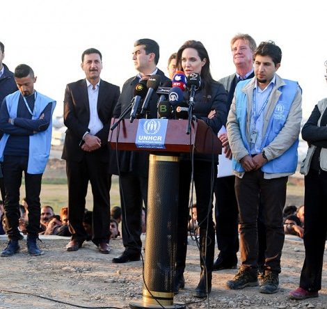 Персона: Анджелина Джоли посетила лагерь беженцев в Курдистане