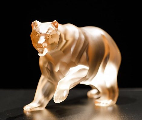 Мишенька-медведь: Lalique представляет скульптуру, созданную эксклюзивно для России