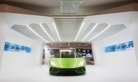 Скрипка, суперкары и модные обои: интерактивная выставка «Lamborghini — жизнь в стремительном ритме» на Миланской неделе дизайна