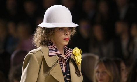 Винтажные фасоны и модернистские принты: Николя Гескьер представил весеннюю коллекцию Louis Vuitton