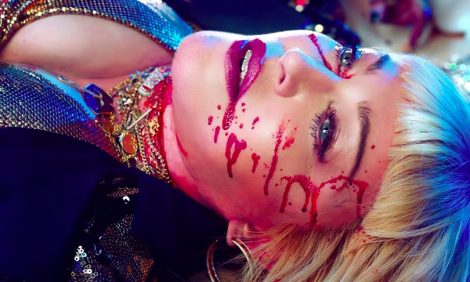Мадонна выпустила клип God Control, призвав к запрету огнестрельного оружия