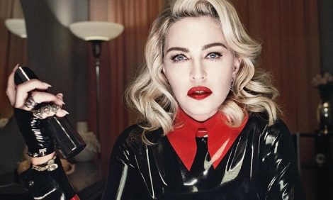 Хорошо упакованы: бьюти-бренд Мадонны выпустил коллаборацию с Moschino