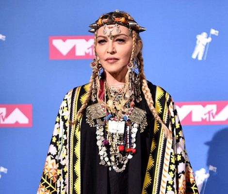 Лучшие образы с ковровой дорожки MTV VMA 2018