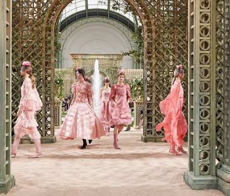 Я садовником родился: Карл Лагерфельд пригласил гостей шоу Chanel Couture в традиционный французский парк